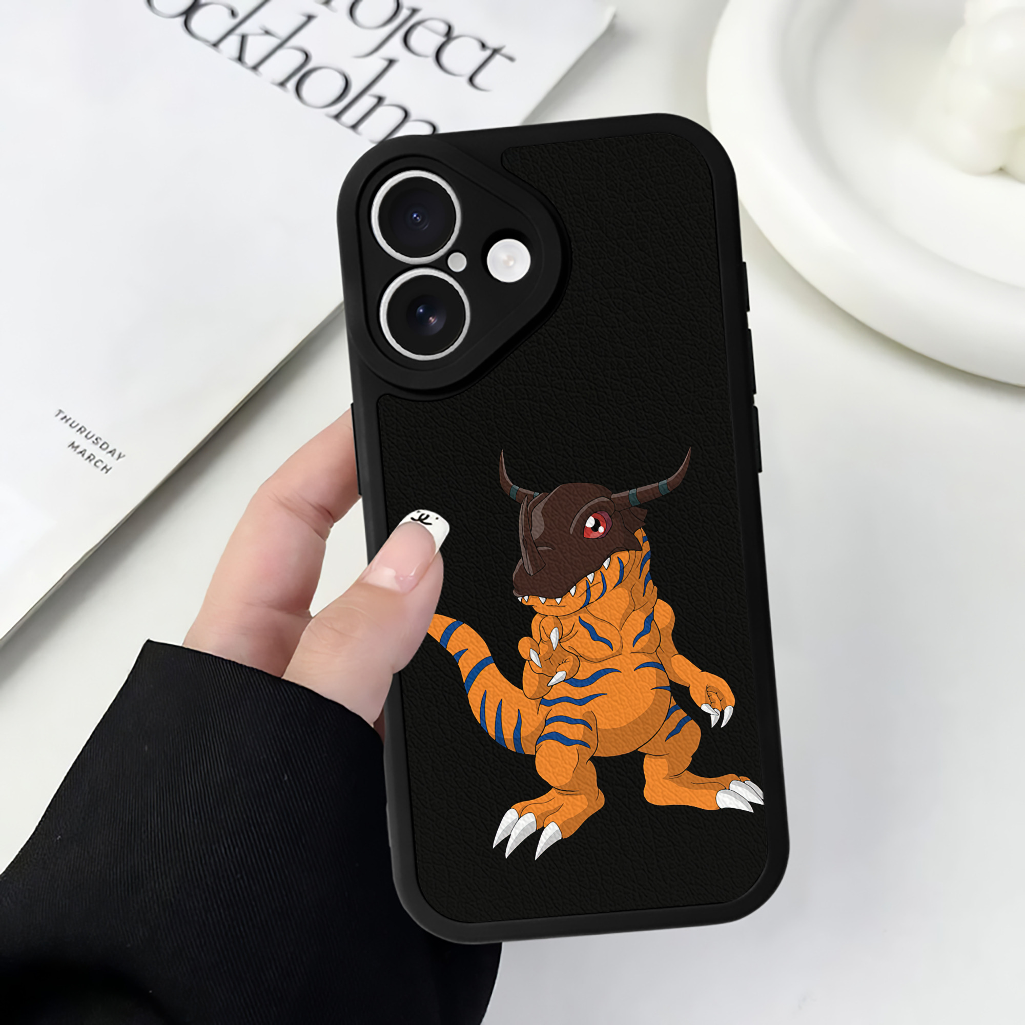（画像用） Digimon デジタルモンスター/デジモン 【iPhone 16シリーズ対応】シリコンスマホケース（レザー調） 材質：シリコン